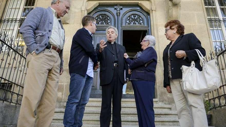 El vicario de Medios, Jorge Estévez (centro), ayer con portavoces de Freás y Punxín.  // Brais Lorenzo