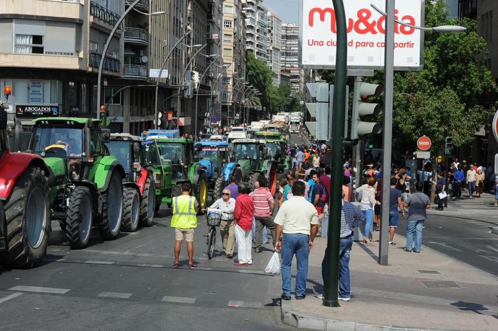 La Gran Vía de Murcia, paralizada por los agricultores