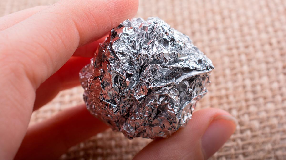 Bola de aluminio en el lavaplatos: adiós a las manchas de óxidos en los cuchillos