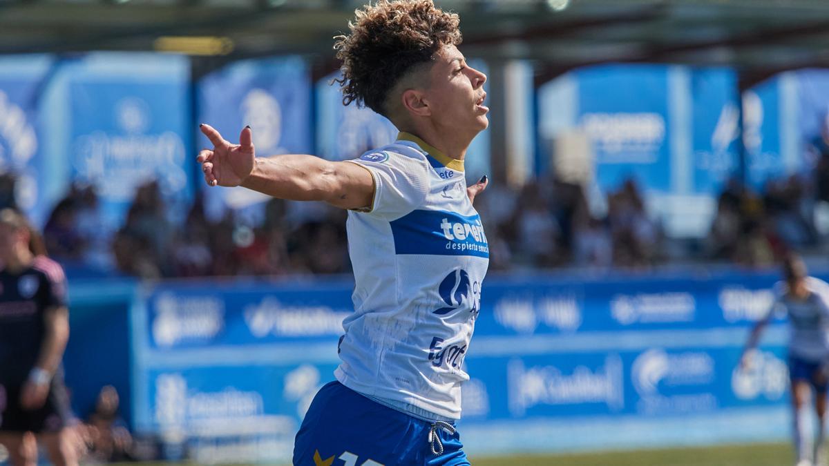 María José Pérez celebra uno de los goles que firmó esta temporada con el Costa Adeje Tenerife Egatesa.