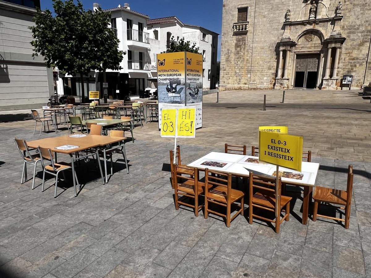 Pupitres i cartells a la plaça.