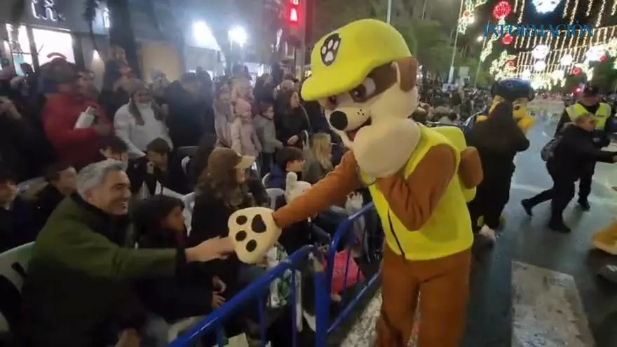 La Cabalgata de Reyes Magos de Alicante se llena de magia extra con la aparición de estos personajes