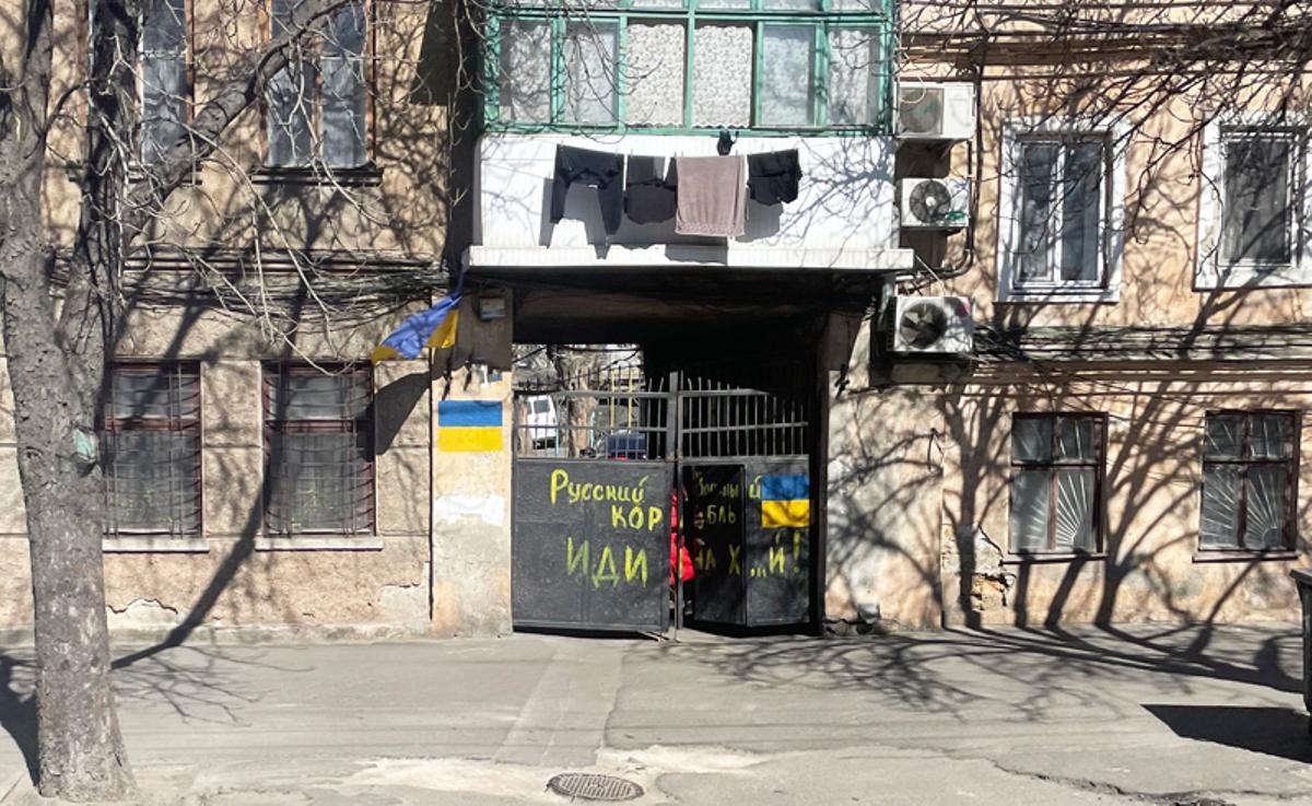 Graffiti con frase célebre: &quot;Buque de guerra ruso, vete a la mierda&quot;.