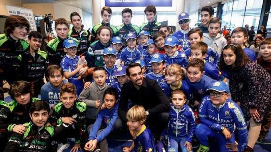 Alberto Contador posa en Lugones con alumnos de las escuelas ciclistas de Viella, Oviedo y Las Mestas.