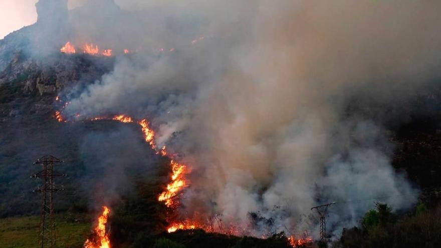 El incendio forestal registrado el sábado en Morcín.