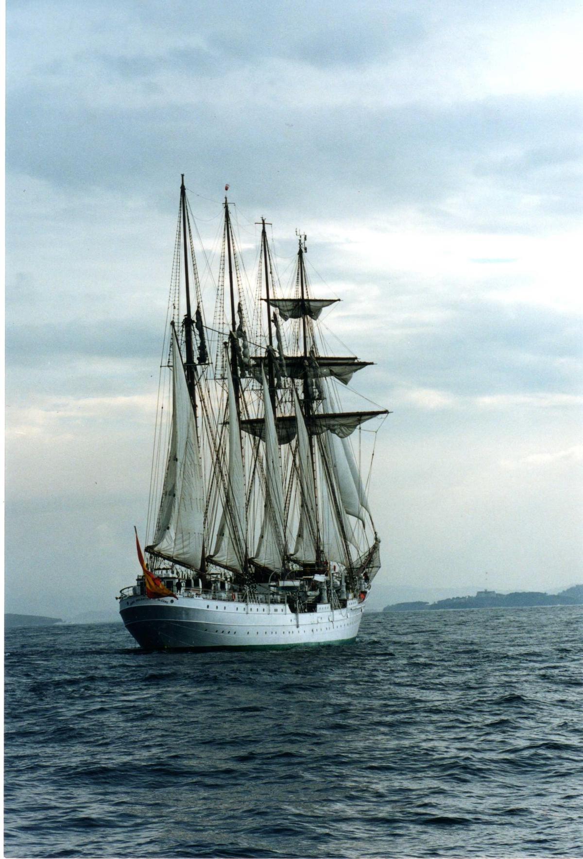 El Elcano, en la imagen con viento de popa, es un magestuoso embajador naval.