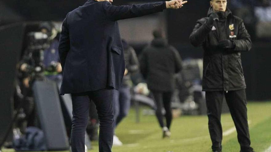 El técnico del Celta da instrucciones a su equipo en presencia del cuarto árbitro, ayer en Balaídos. // Ricardo Groba