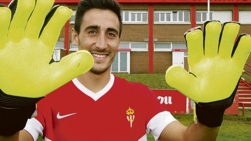 Mariño, ayer, enseñando sus guantes en el campo número 2 de Mareo.