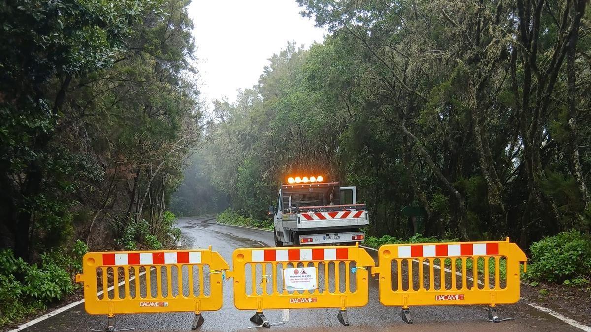Imagen de una carretera cortada por trabajos de reacondicinamiento del Cabildo.