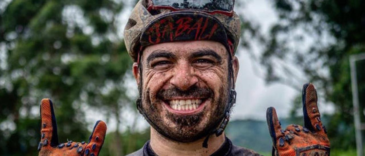 Valentí Sanjuan, con uno de sus característicos gestos, durante una carrera de ciclismo de montaña.