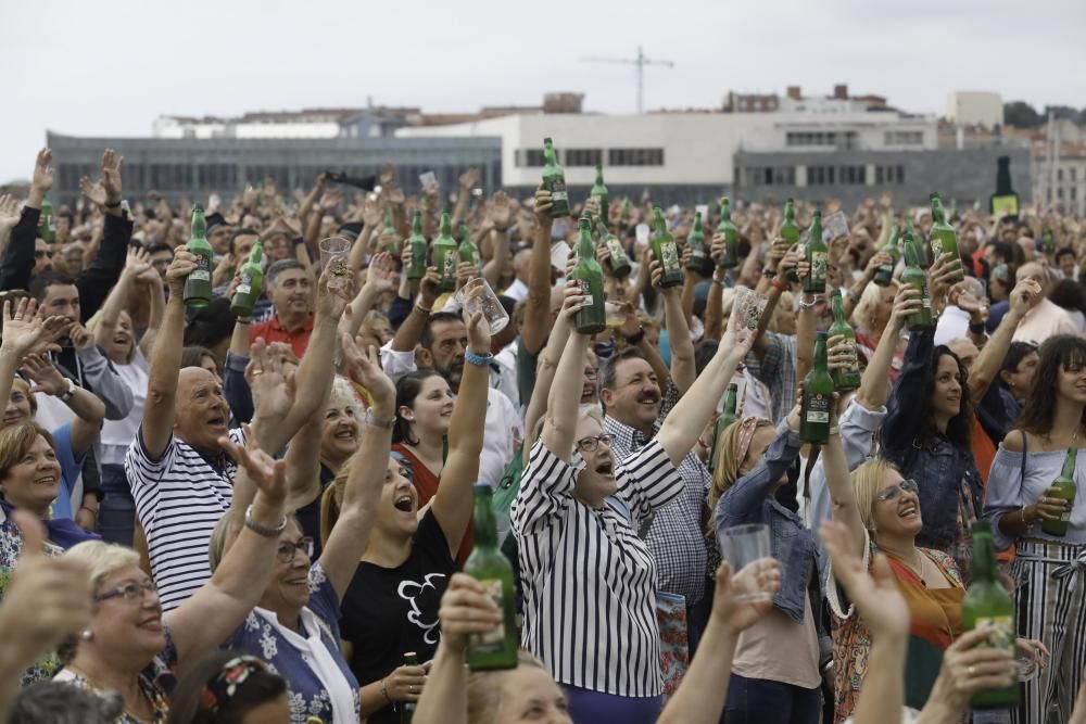 Gijón bate el récord de escanciado simultáneo de sidra