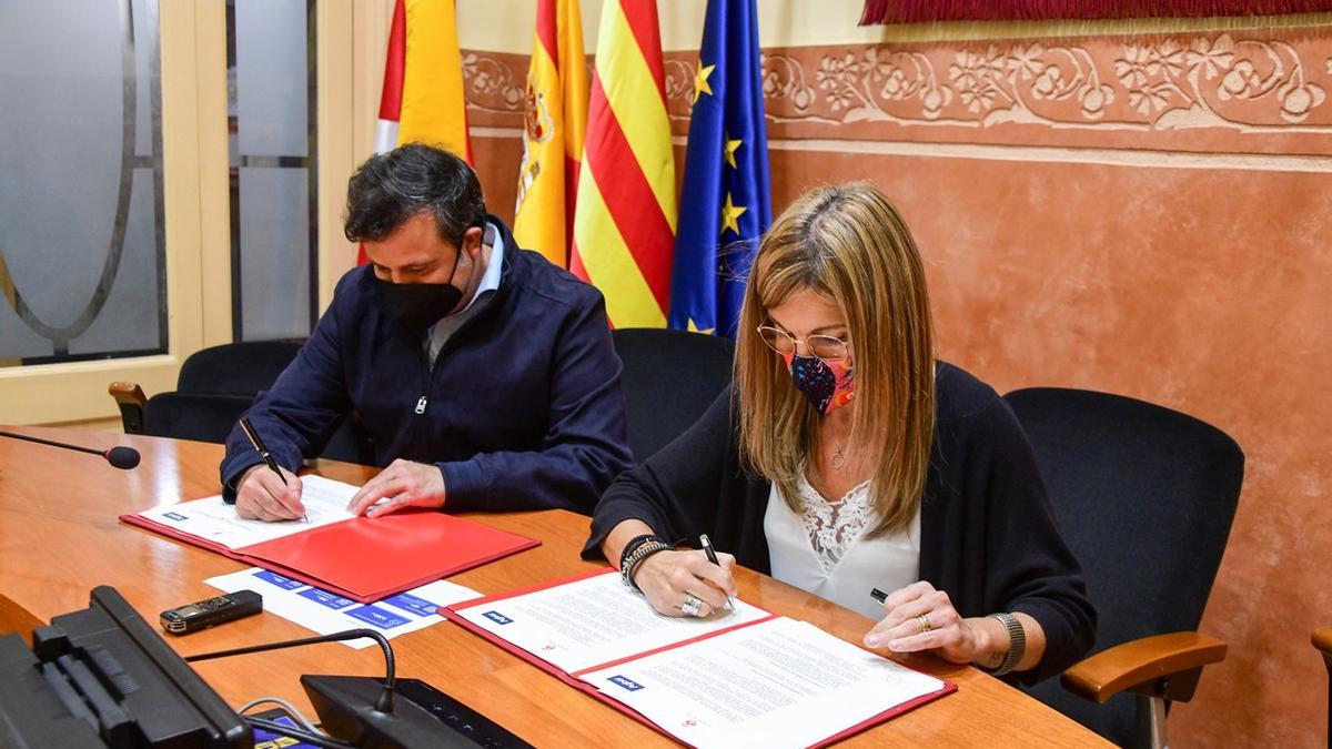 La alcaldesa y el gerente de concesiones de Agbar, firmando el convenio