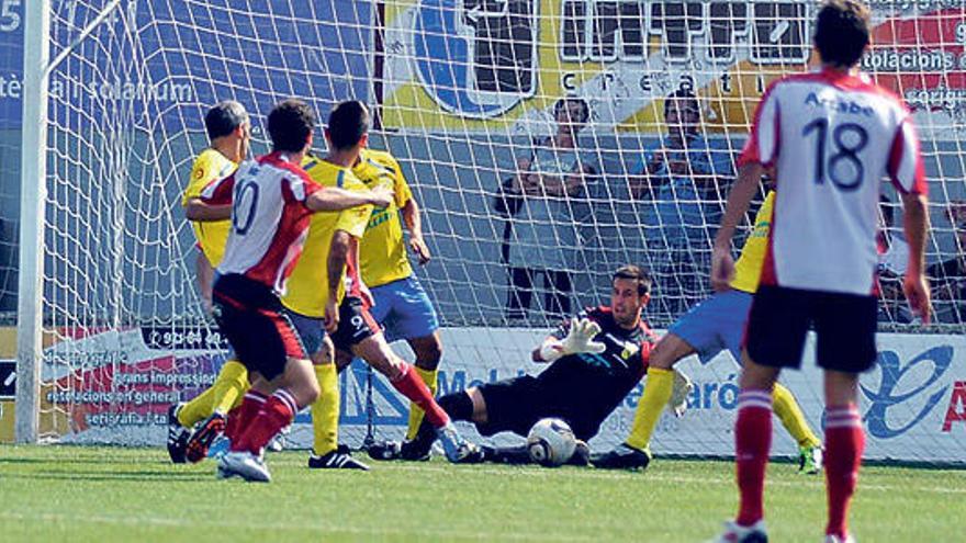 Nico batió a Iván Vidal en una trenzada jugada que significó el 2-0 ante el Denia en Na Capellera.