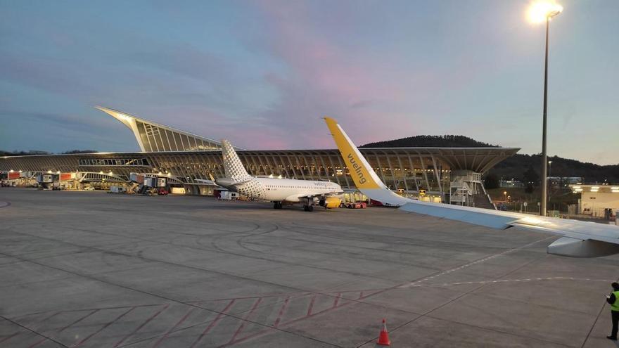 Doce menores se intoxican en un viaje de estudios en Asturias: fueron atendidos en el aeropuerto y trasladados el hospital