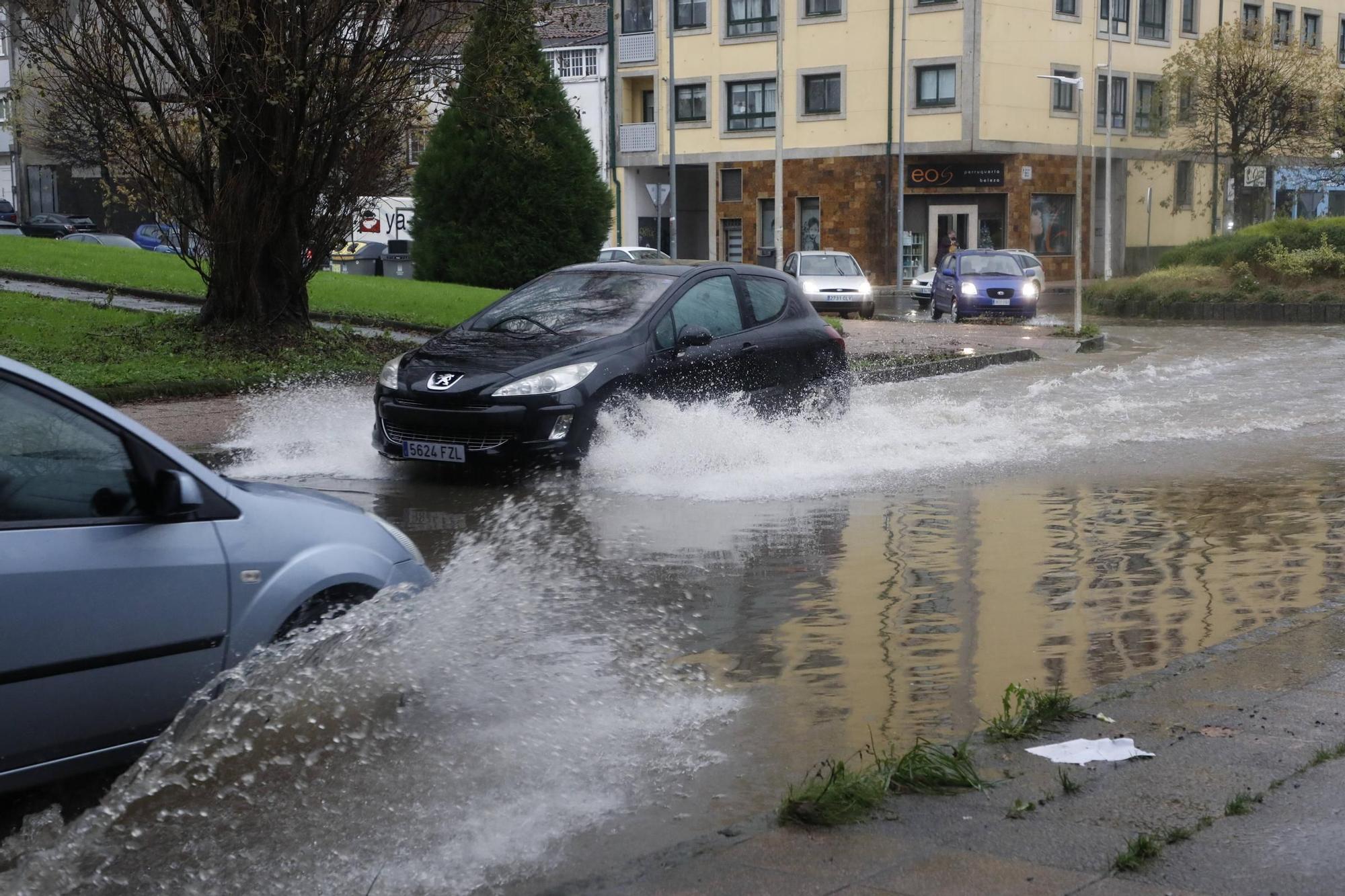 Una tromba de agua inunda de nuevo la rotonda Fontes do Sar