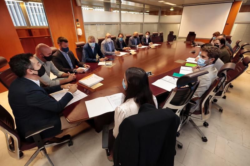 Reunión del concejal de Urbanismo de Santa Cruz, Carlos Tarife, con los representantes de los supermercados