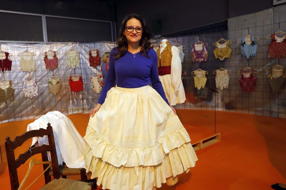 Mónica Oltra visita el puesto de la Escola d'Indumentària Tradicional Cànem en la Feria Fiesta y Boda