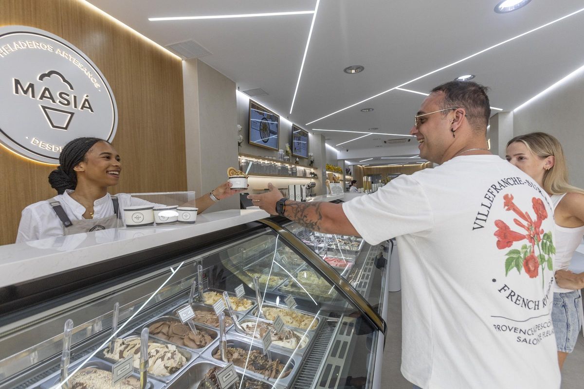 Una pareja compra una tarrina de chocolate de Dubái en una heladería de San Vicente