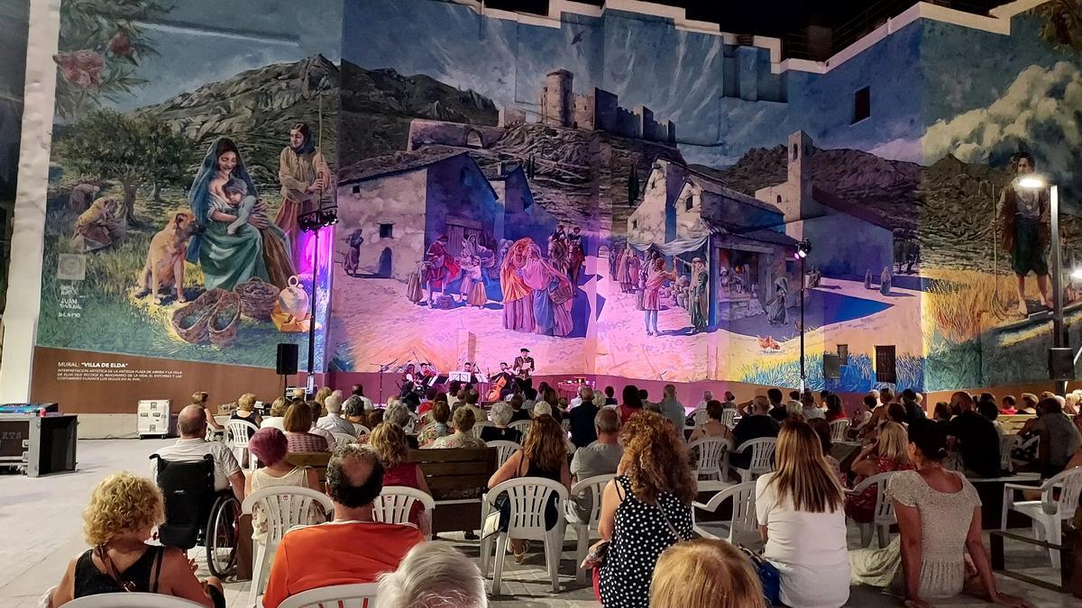 La recientemente inaugurada Plaza de Arriba también ha acogido un concierto del ciclo cultural estival de Elda.