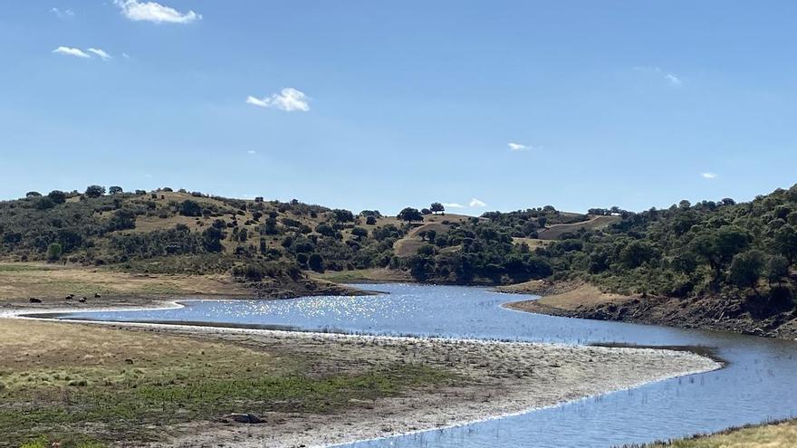 El remedio natural contra el calor de Sevilla está en este pequeño pueblo y sus enormes lagunas: tiene rutas, antiguas estaciones de tren y restos prehistóricos