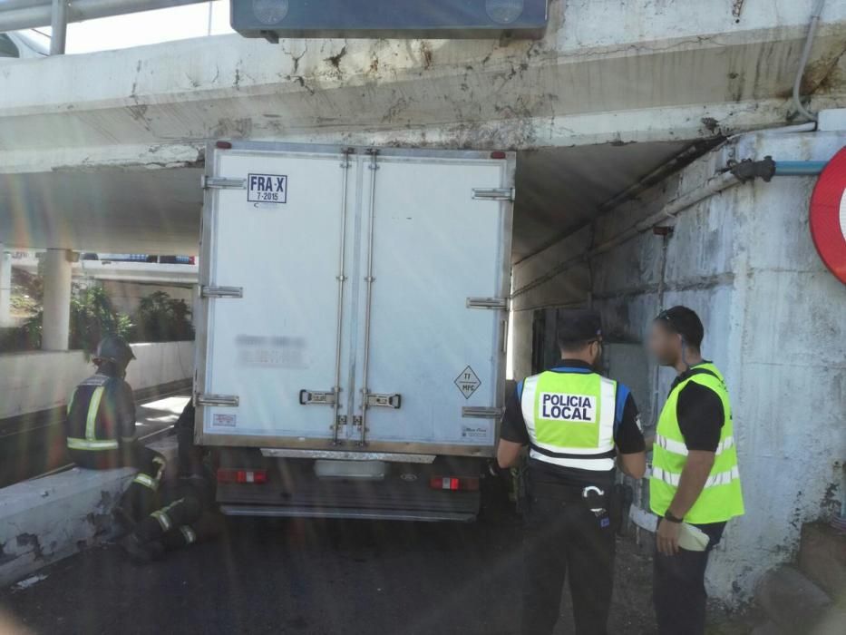 Primer camión del año atrapado en el túnel de San Telmo