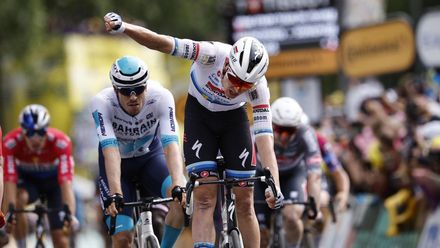 (France), 07/07/2025.- Belgian rider Tim Merlier of Soudal Quick-Step team celebrates his victory in the 3rd stage of the Tour de France cycling race over 178.3km from Valenciennes to Dunkerque, France, 07 July 2025. (Ciclismo, Francia) EFE/EPA/MARTIN DIVISEK