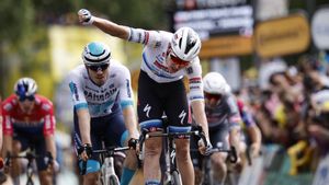 (France), 07/07/2025.- Belgian rider Tim Merlier of Soudal Quick-Step team celebrates his victory in the 3rd stage of the Tour de France cycling race over 178.3km from Valenciennes to Dunkerque, France, 07 July 2025. (Ciclismo, Francia) EFE/EPA/MARTIN DIVISEK