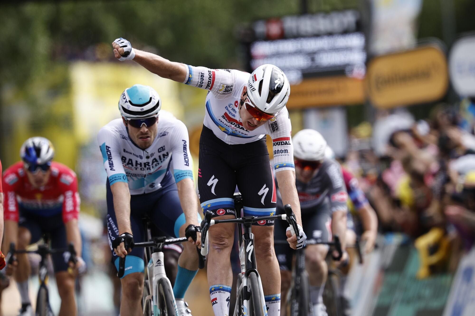 (France), 07/07/2025.- Belgian rider Tim Merlier of Soudal Quick-Step team celebrates his victory in the 3rd stage of the Tour de France cycling race over 178.3km from Valenciennes to Dunkerque, France, 07 July 2025. (Ciclismo, Francia) EFE/EPA/MARTIN DIVISEK