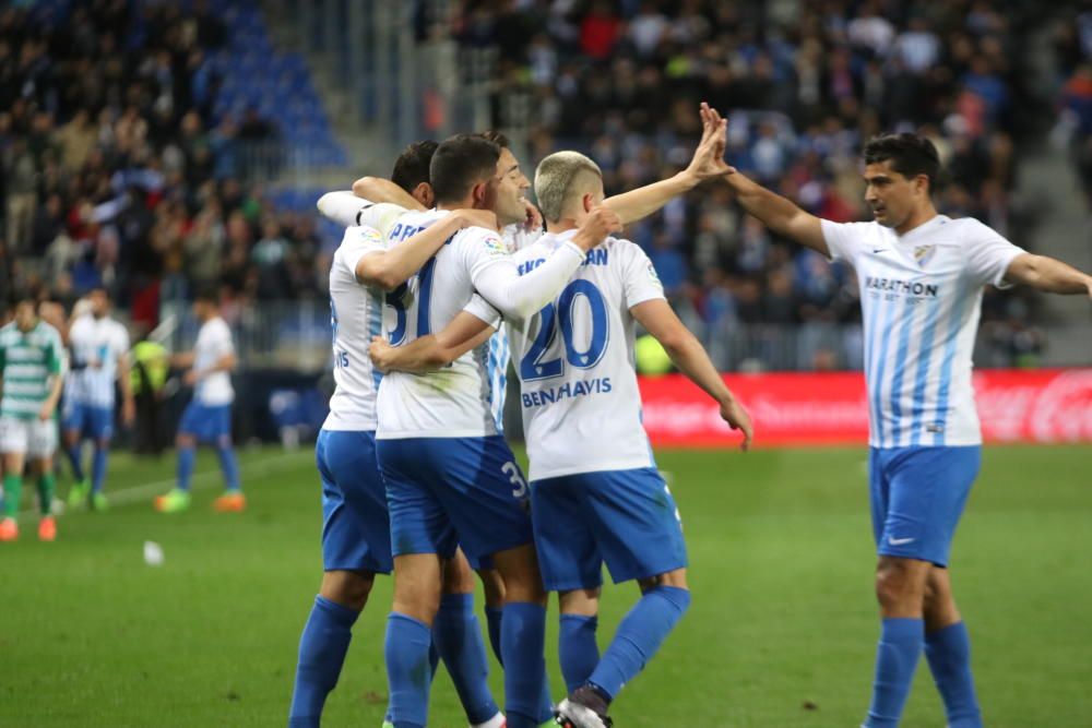 Las imágenes del derbi andaluz en La Rosaleda, que estuvo precedido de un minuto de silencio en memoria de Pablo Ráez. Sobre el césped, el conjunto bético remontó un choque en el que el Málaga CF no estuvo bien.