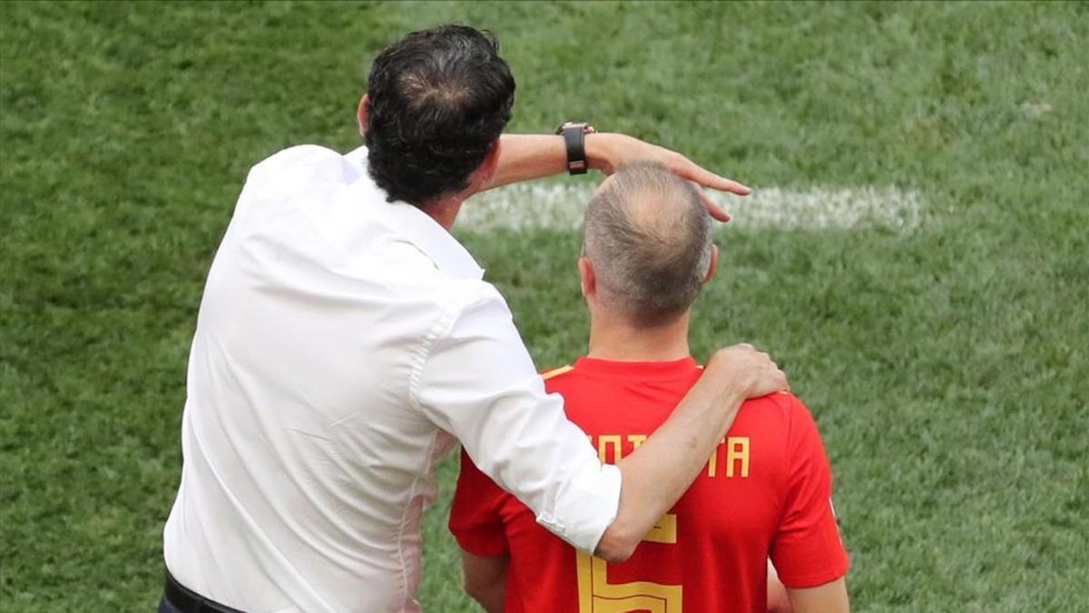 Hierro da instrucciones a Iniesta antes de salir al campo ante Rusia