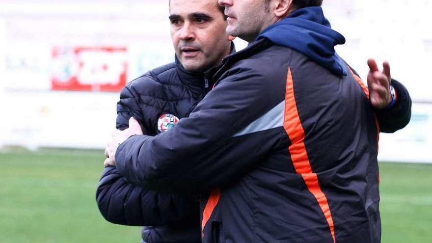 Miguel Losada y Diego Rojas, técnico del Almazán, se saludan en el Ruta.