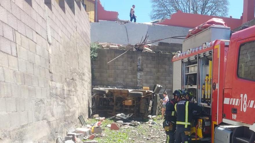 Un coche cae desde seis metros a una casa en Tenerife