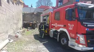 Un coche cae desde seis metros a una casa en Tenerife