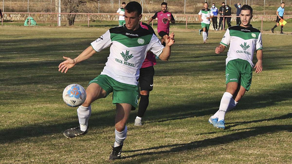 Un jugador del Coreses se dispone a controlar el cuero para crear una jugada de ataque. | José Luis Fernández