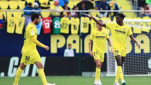 El delantero senegalés del Villarreal, Nicolas Jackson (d), tras conseguir el segundo gol del equipo castellonense durante el encuentro correspondiente a la jornada 34 de primera divisiónen el estadio de la Cerámica, en Villarreal. EFE / Domenech Castelló.