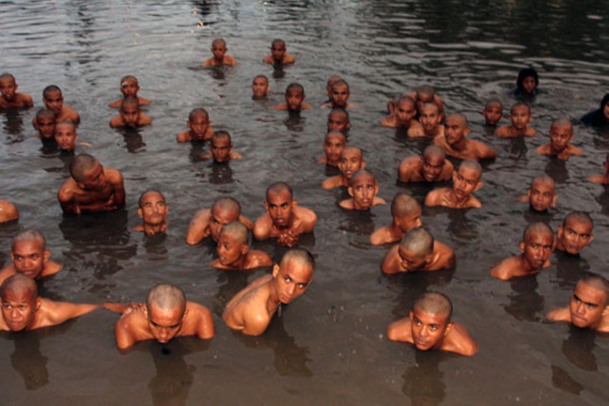 65 joves punks van ser detinguts aquest cap de setmana en un concert a Aceh Besar (Indonèsia). Se’ls ha rapat el cap, ja que els seus pentinats són considerats un insult a la tradició islàmica, va apuntar l’oficial de policia Iskandar Hassan.