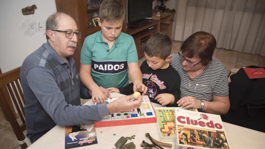 El Joan i la Nina miren joguines de quan eren petits amb els seus nets