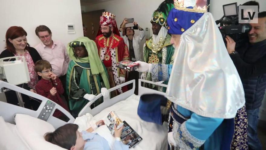 Los Reyes Magos visitan a los niños y niñas ingresados en La Fe