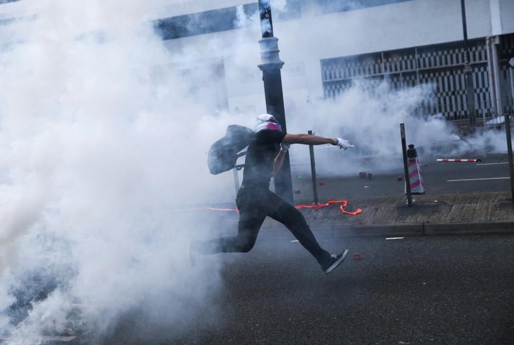 Hong Kong vive una de sus jornadas más violentas en el 70 aniversario de la República Popular China.