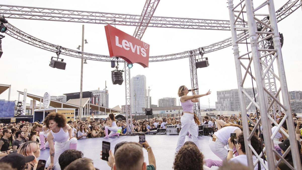 Rigoberta Bandini en el escenario circular de Levi's