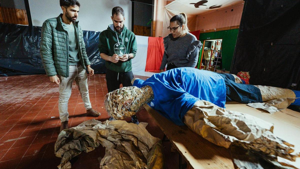 Algunos de los jóvenes ultimando detalles en el muñeco de la quema de Judas.