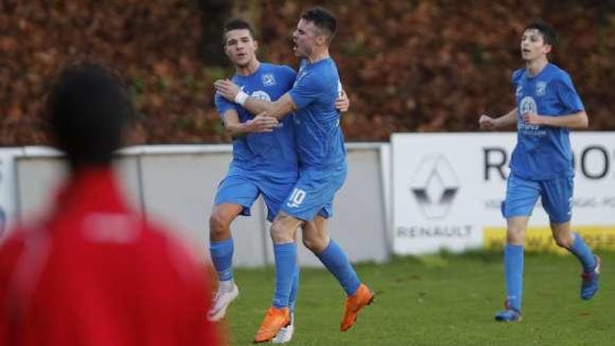 Los jugadores del Grove celebran un gol de esta temporada. // A.Villar