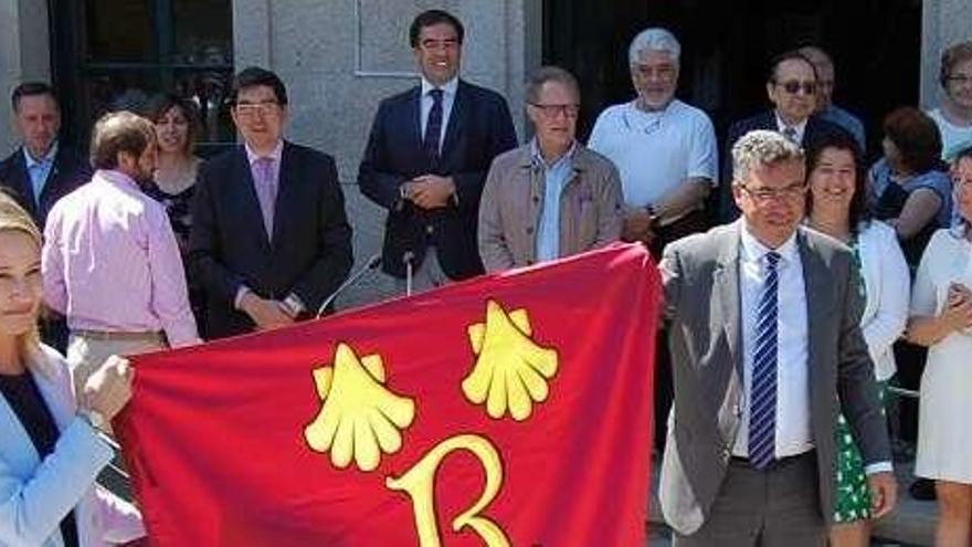 Acto de entrega de la bandera de Redondela, el pasado día 14. // FdV