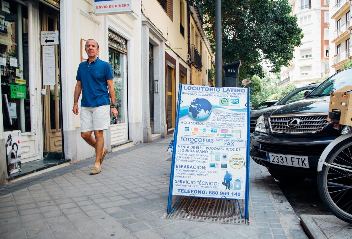 Un cartel publicitario de un locutorio en una calle de Ibiza. 