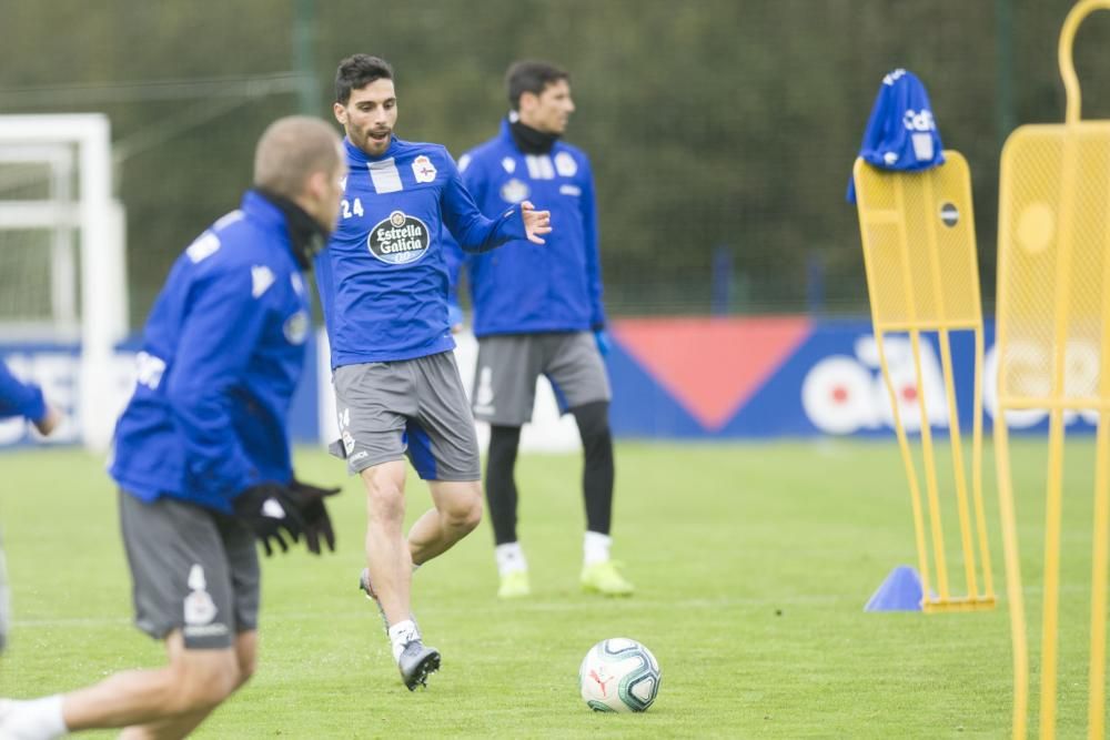 Luis César Sampedro dirigió a sus jugadores en un partido de once contra once en la ciudad deportiva de Abegondo.