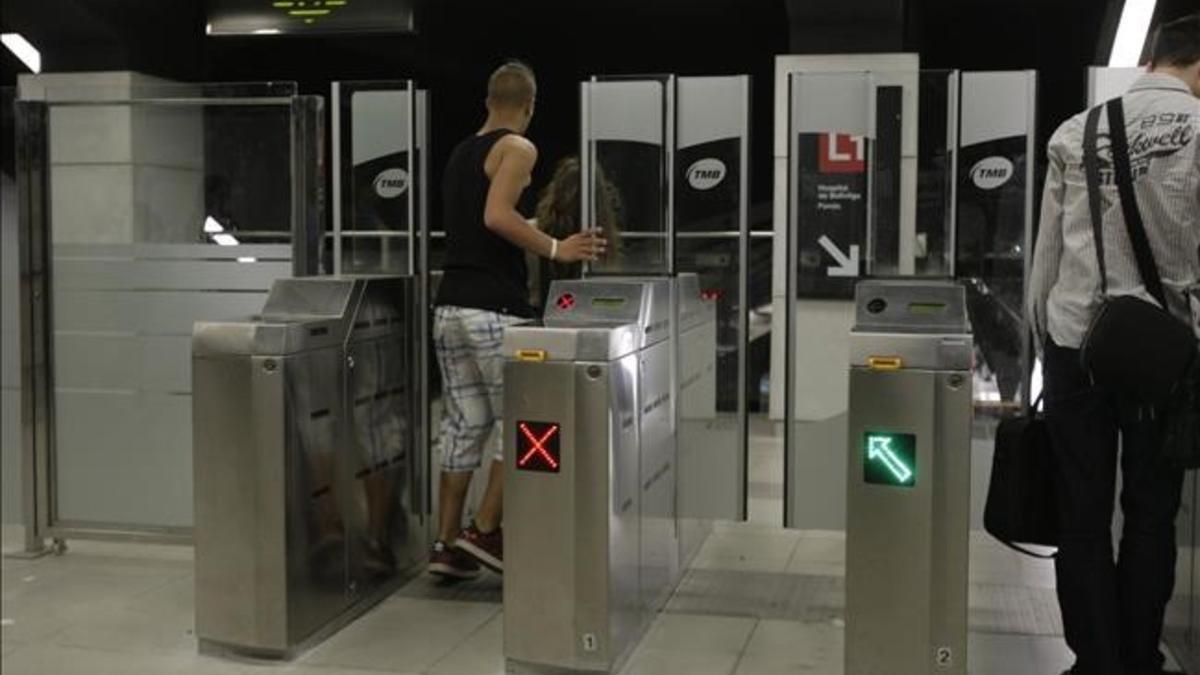 Gente colandose sin pagar en el metro de Glorias