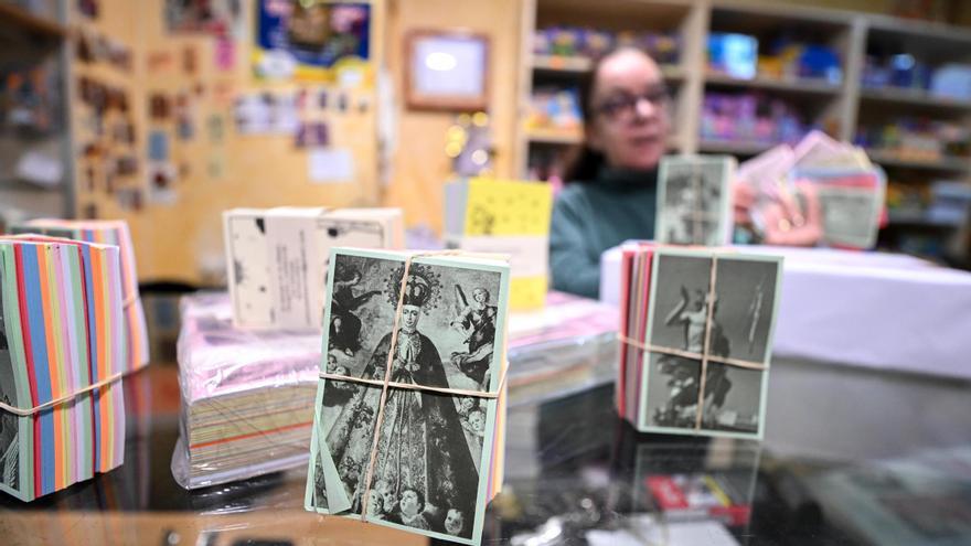 Las papelerías de Elche preparan las Aleluyas para el Domingo de Resurrección