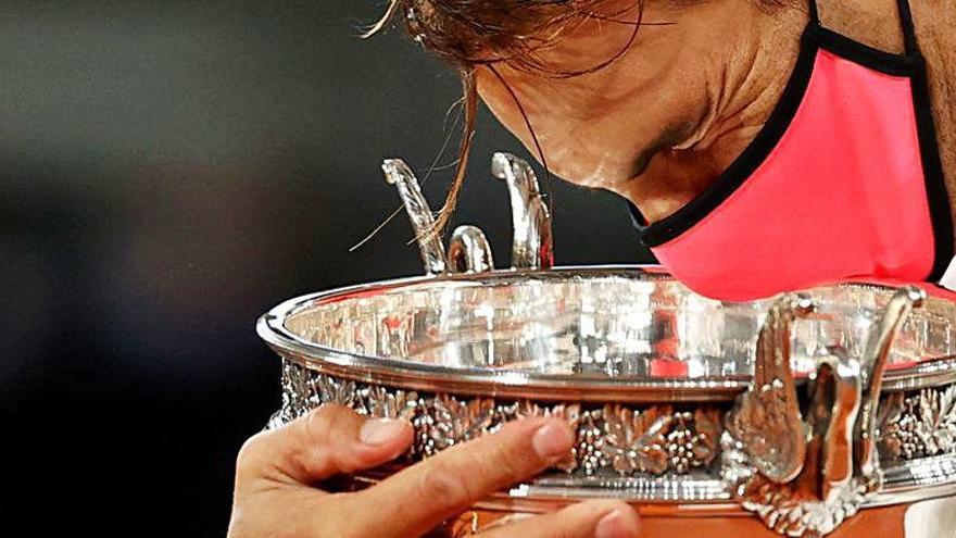 Rafa Nadal, con su último trofeo de Roland Garros