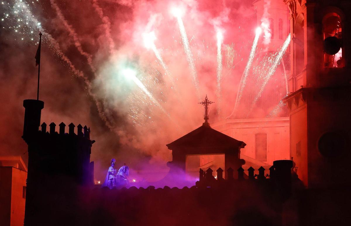 Sant Jordi aparece en el castillo con su nuevo corcel