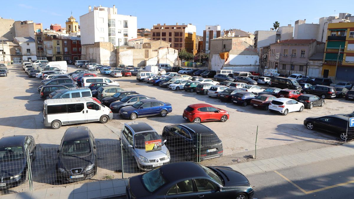Solar que albergará el nuevo centro de salud de San Cristóbal, en la actualidad usado como aparcamiento.